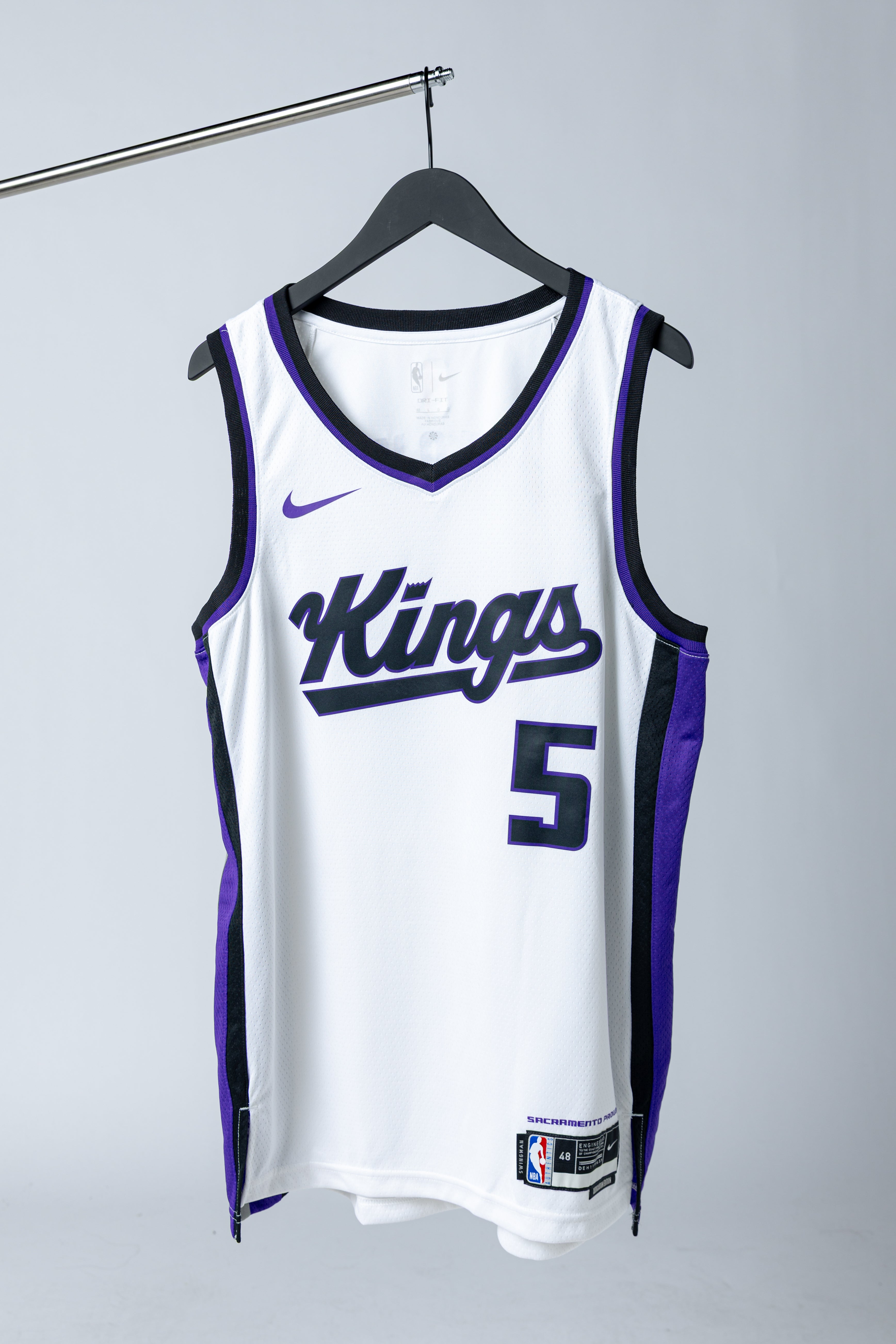 NIKE：サクラメント・キングス5番FOXユニフォーム：ナイキ NBA Autographed 2023-24 Fox Jersey